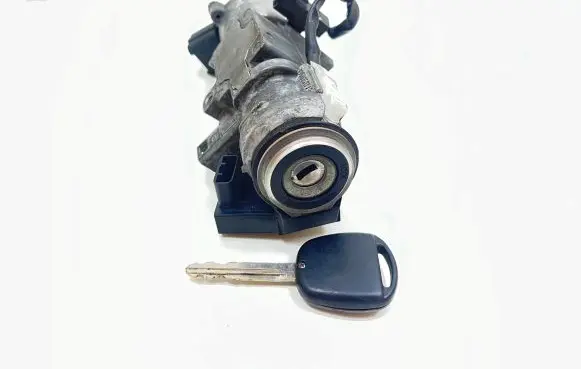 Toyota Avensis T220 Ignition lock N05015178 736661A