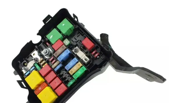 Peugeot 3008 II Fuse module 9804846880