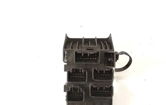 Toyota Avensis T250 Fuse module 8273405030