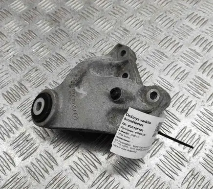 Mercedes-Benz CLA C117 X117 W117 Engine mounting bracket A2462401109