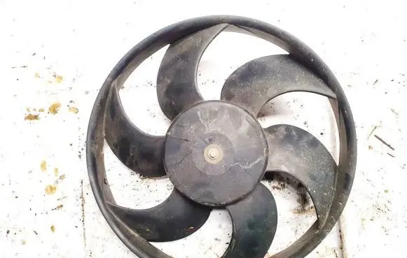 Peugeot 405 Radiator cooling fan shroud 8120d60