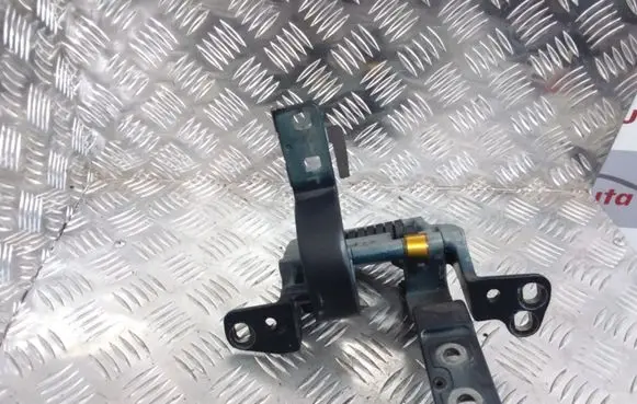 BMW 5 E60 E61 Tailgate/trunk/boot hinge 7061384