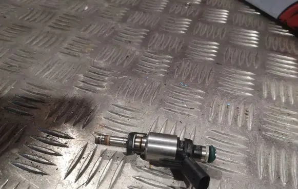Audi A4 S4 B7 8E 8H Fuel injector 064906036G 0261500272