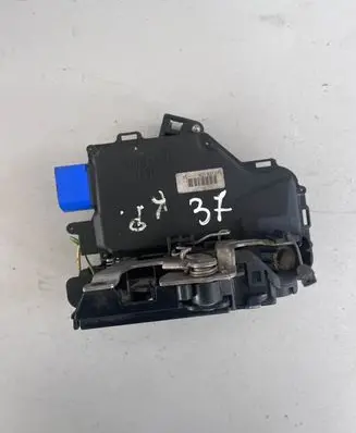 Volkswagen Caddy Front door lock 3D1837015