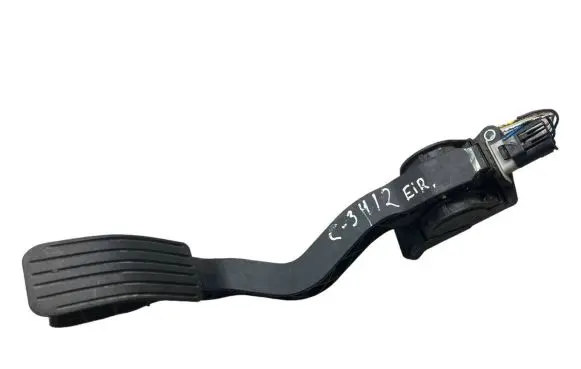 Accelerator throttle pedal