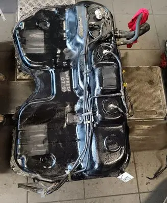 Subaru Impreza I Fuel tank 