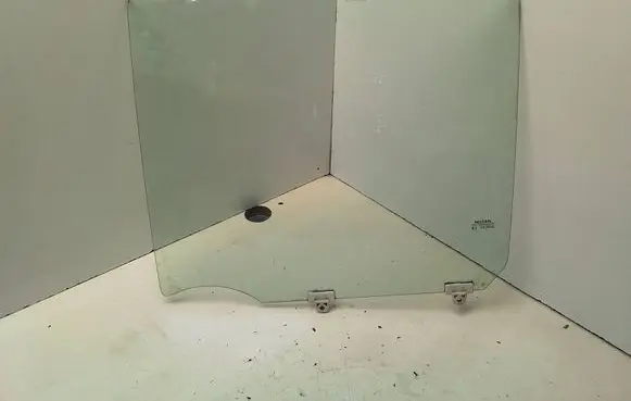 Nissan Tiida C11 Rear door window glass 80320EL00B