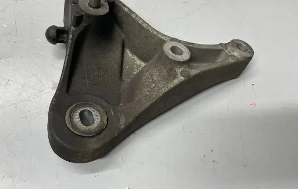 Opel Mokka Gearbox mounting bracket 96983905