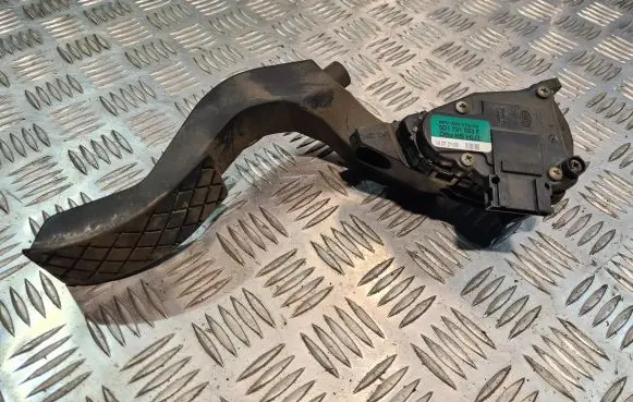 Volkswagen PASSAT B5 Accelerator throttle pedal 8D1721523E
