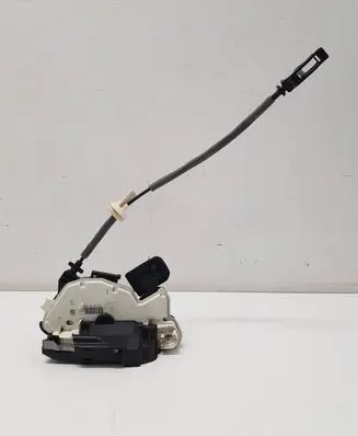Volkswagen Golf VII Front door lock 5K1837015E