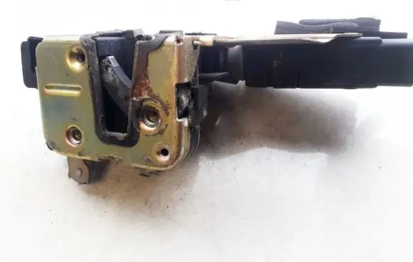 Mitsubishi Carisma Front door lock