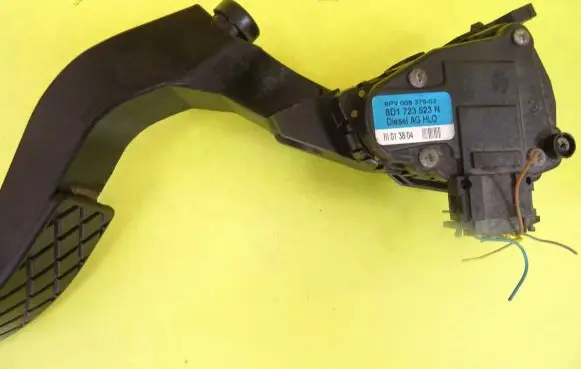 Audi A6 S6 C5 4B Accelerator throttle pedal 8D1723523N