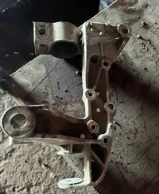 Volkswagen Touran I Engine mounting bracket 1K0199296F 15092003