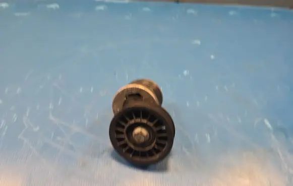 Volkswagen PASSAT B5 Generator/alternator belt tensioner 028903315M