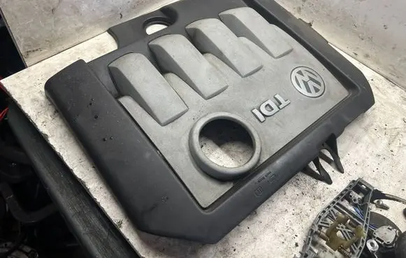 Volkswagen Golf V Engine cover (trim) 03G103925