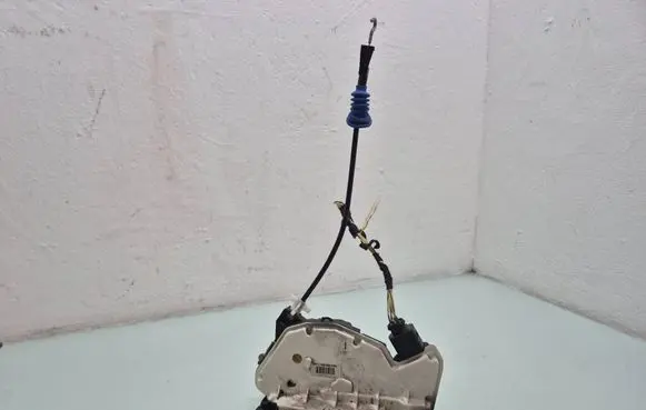 Volkswagen PASSAT CC Rear door lock 5N0839015A