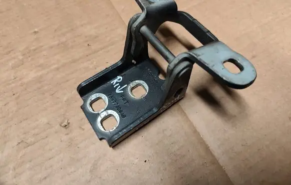 Jeep Cherokee III KJ Front door lower hinge 