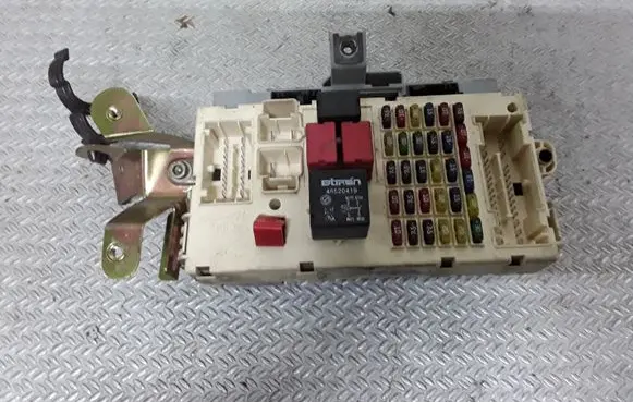 Alfa Romeo 147 Fuse module 46746375