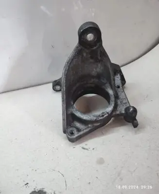 Nissan X-Trail T32 Engine mounting bracket