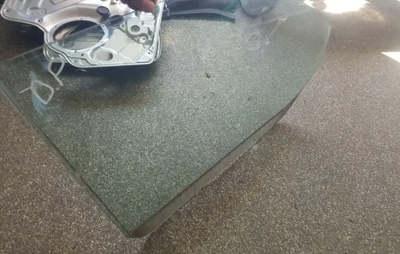 Volkswagen Multivan T5 Front door window glass four-door