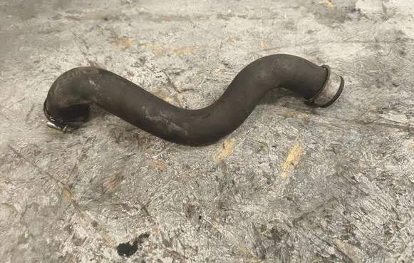 Coolant pipe/hose