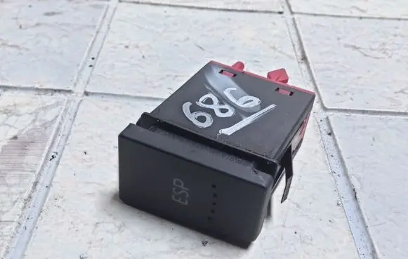 Traction control (ASR) switch