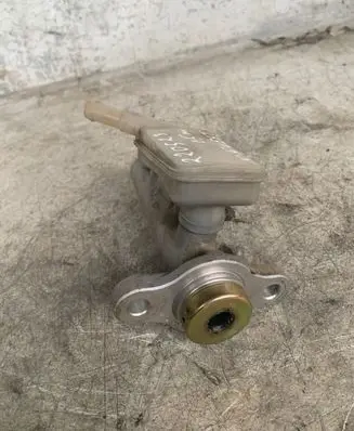 Nissan Quest Master brake cylinder