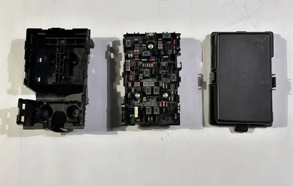 Chrysler Pacifica Fuse box set 68233193