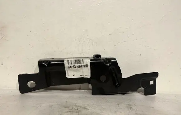 Renault Captur Fender mounting bracket 631227839R