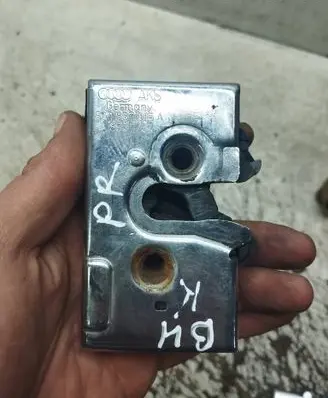 Audi 80 90 S2 B4 Front door lock 8A1837015A 893173