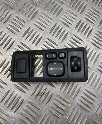 Toyota Avensis T250 Wing mirror switch 777667