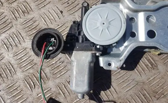 Suzuki Swift I Front door window regulator motor 8346063J00