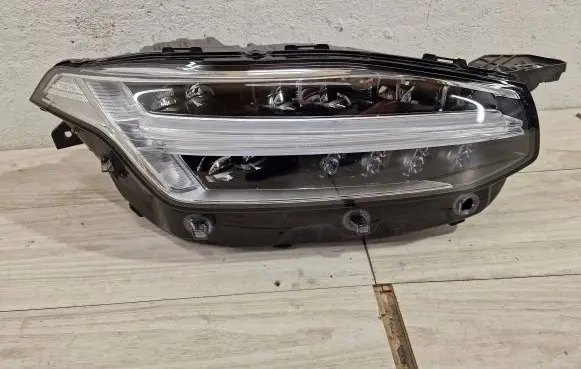 Volvo XC90 Headlight/headlamp 32342483