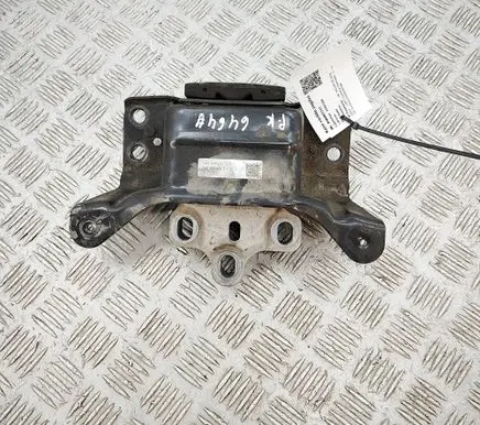 Volkswagen PASSAT B8 Engine mount bracket 5Q0199555T