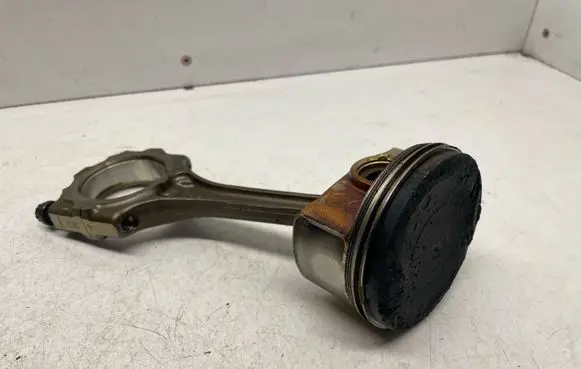 Toyota Auris E180 Piston with connecting rod 