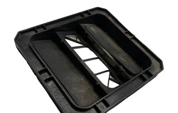 Quarter panel pressure vent