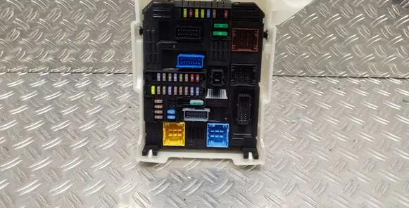 Citroen C4 III e-C4 Fuse module 9832881080