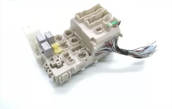 Toyota Corolla E120 E130 Fuse module 13734B18