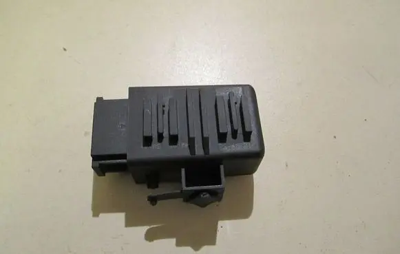 Volkswagen PASSAT B6 Seat heating relay 1K0959772
