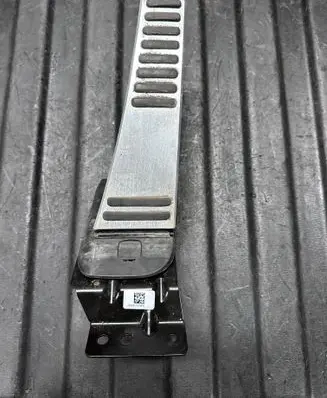 Accelerator throttle pedal