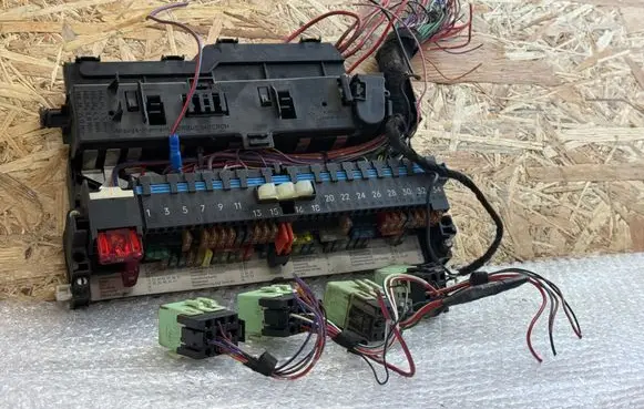 BMW 3 E46 Fuse module 8387153 13671101 18500