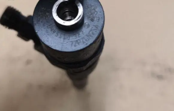Opel Insignia A Fuel injector 0445110327