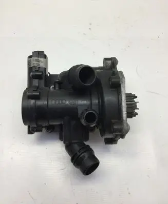 Volkswagen Golf VII Thermostat/thermostat housing 06L121111G