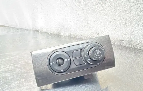 Chevrolet Captiva Electric window control switch UE7D11