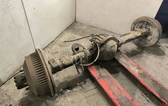 Chevrolet Suburban Rear axle beam with reductor 