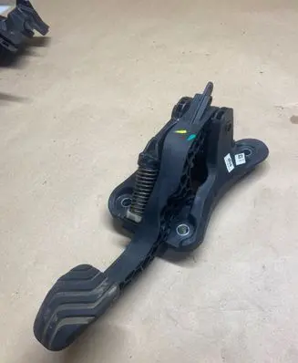 Dacia Duster II Clutch pedal 465031714R 465032674R 465037248R