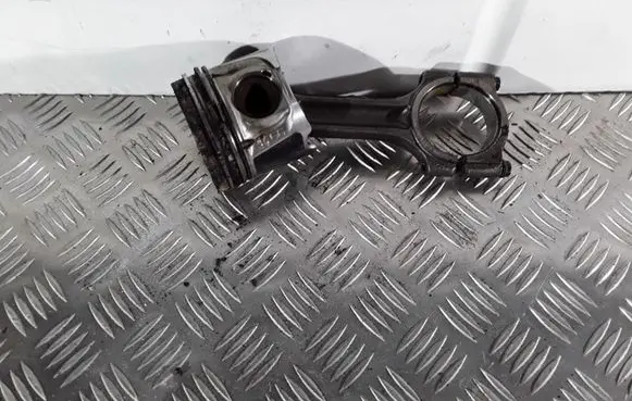 Nissan Qashqai Piston with connecting rod 10653