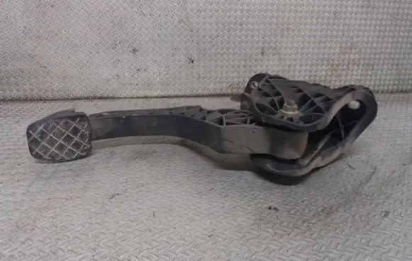 Volkswagen PASSAT B6 Clutch pedal 3C1721059K