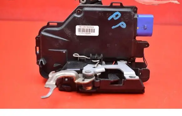 Volkswagen Caddy Front door lock 3D1837016