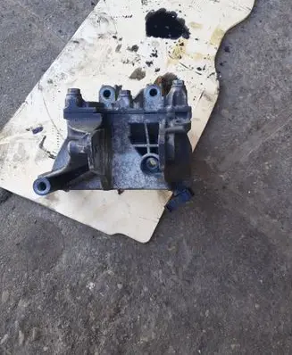 Engine mounting bracket